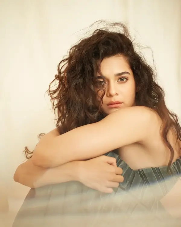 Hot Mithila Palkar Shows Off Big Boobs and Deep Cleavage in a Denim Grey Pant and a Strapless Bralette (4)