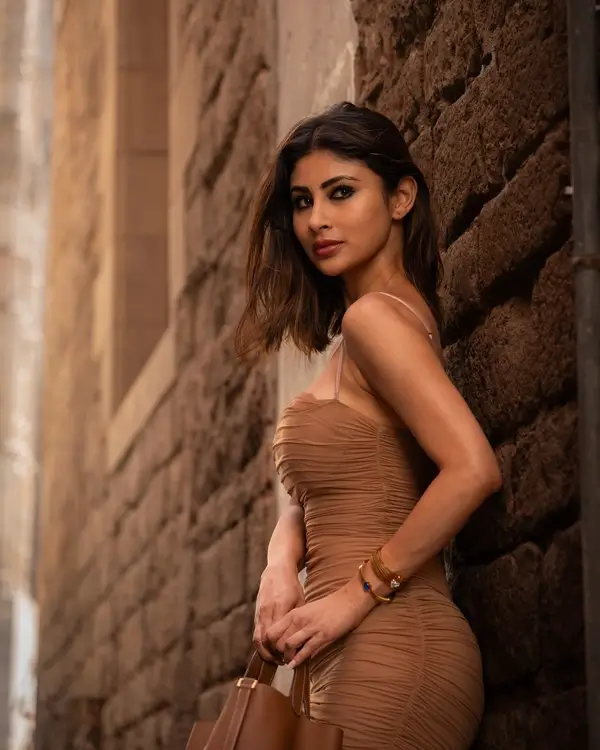 Hot Mouni Roy Displays Her Big Boobs and Sexy Figure in Sleeveless Brown Dress With a Daring Thigh high Slit (4)