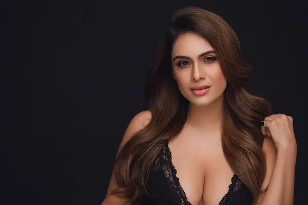 Hot Neha Malik Flaunts Her Big Boobs and Deep Cleavage in Black Lace Dress (3)