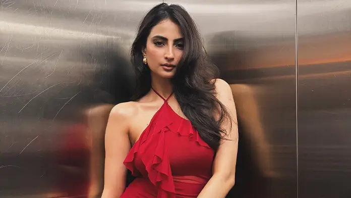 Hot Palak Tiwari Showcased Her Big Boobs and Curvy Figure in Red Mini dress (1)