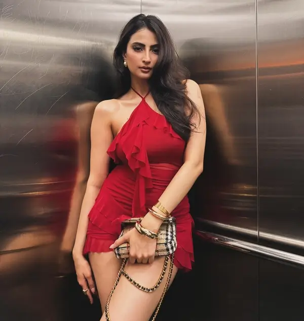 Hot Palak Tiwari Showcased Her Big Boobs and Curvy Figure in Red Mini dress (2)