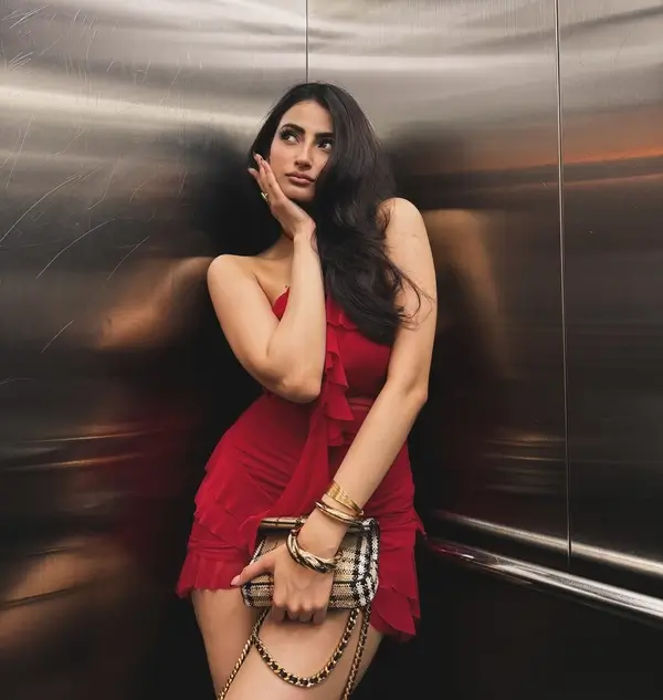 Hot Palak Tiwari Showcased Her Big Boobs and Curvy Figure in Red Mini dress (3)