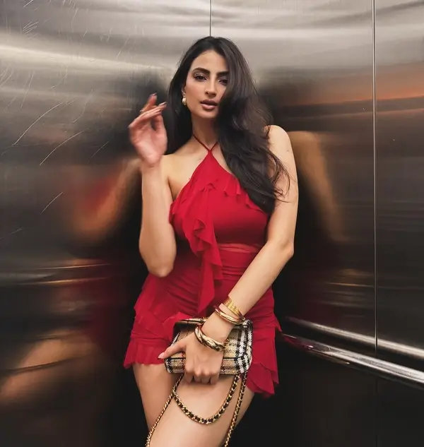 Hot Palak Tiwari Showcased Her Big Boobs and Curvy Figure in Red Mini dress (5)