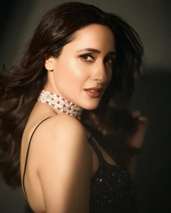 Hot Pragya Jaiswal Showcased Her Big Boobs and Curvy Figure in Black Sequined Saree (2)