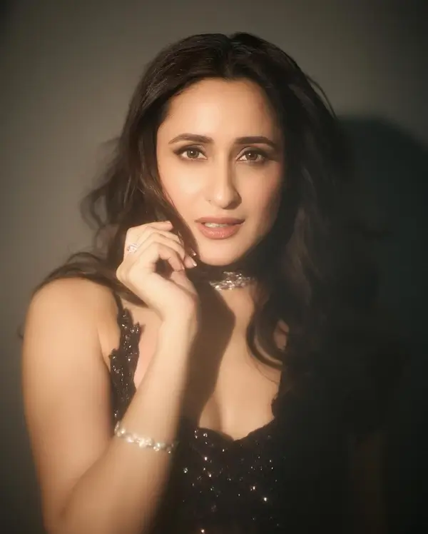 Hot Pragya Jaiswal Showcased Her Big Boobs and Curvy Figure in Black Sequined Saree (3)