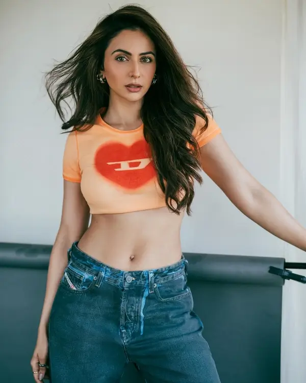 Hot Rakul Preet Singh Flaunts Her Big Boobs and Toned Abs in a Vibrant Orange Crop Top (2)