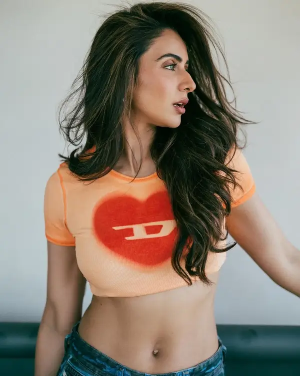 Hot Rakul Preet Singh Flaunts Her Big Boobs and Toned Abs in a Vibrant Orange Crop Top (3)