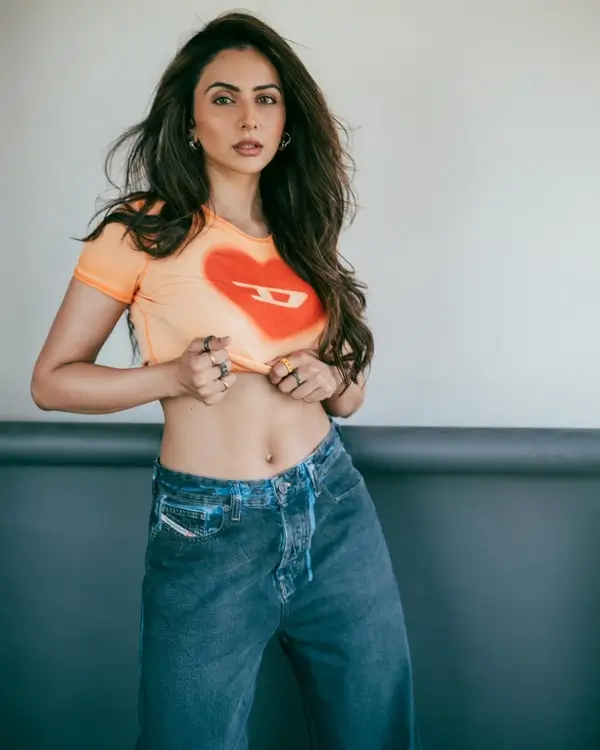 Hot Rakul Preet Singh Flaunts Her Big Boobs and Toned Abs in a Vibrant Orange Crop Top (4)