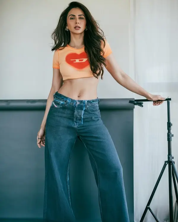 Hot Rakul Preet Singh Flaunts Her Big Boobs and Toned Abs in a Vibrant Orange Crop Top (5)