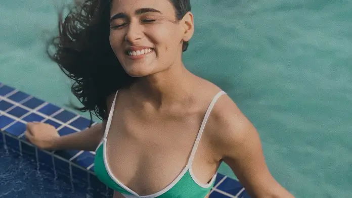 Hot Shalini Pandey Showcased Her Big Boobs in This Sea Green Swimwear (1)