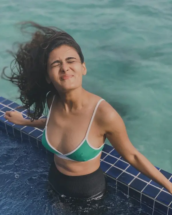 Hot Shalini Pandey Showcased Her Big Boobs in This Sea Green Swimwear (2)