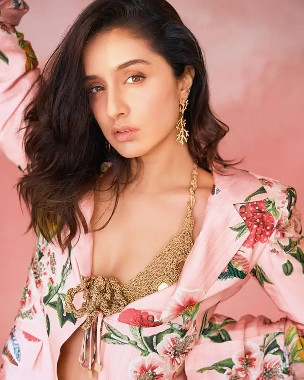 Hot Shraddha Kapoor Flaunts Her Big Boobs in Pink Floral Powersuit (3)