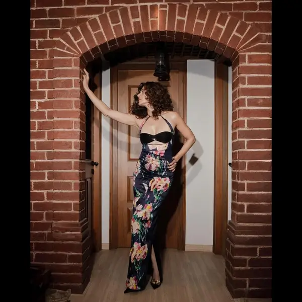 Hot Taapsee Pannu Shows Off Big Boobs and Deep Cleavage in Daring Black Dress (3)