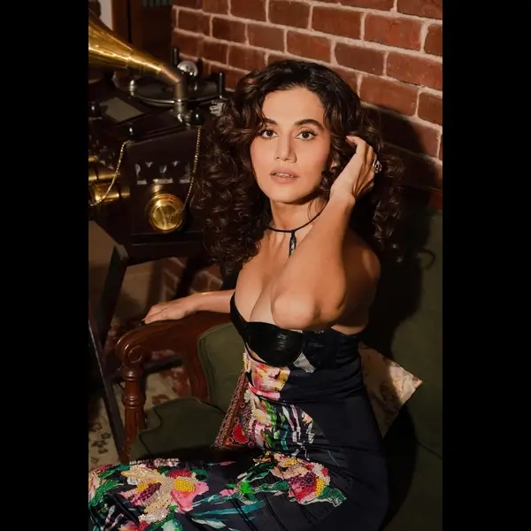 Hot Taapsee Pannu Shows Off Big Boobs and Deep Cleavage in Daring Black Dress (6)