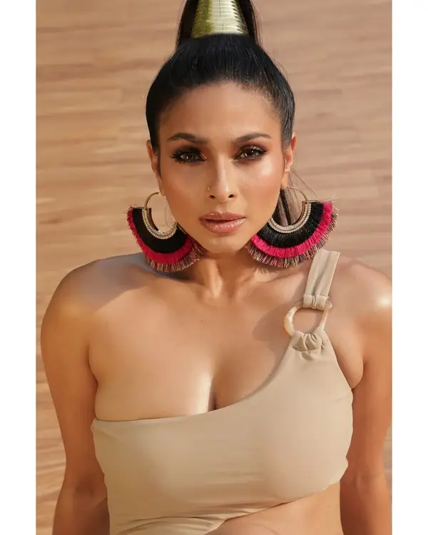 Hot Tanishaa Mukerji Displays Her Big Boobs and Sexy Body in Chic Beige Outfit (4)