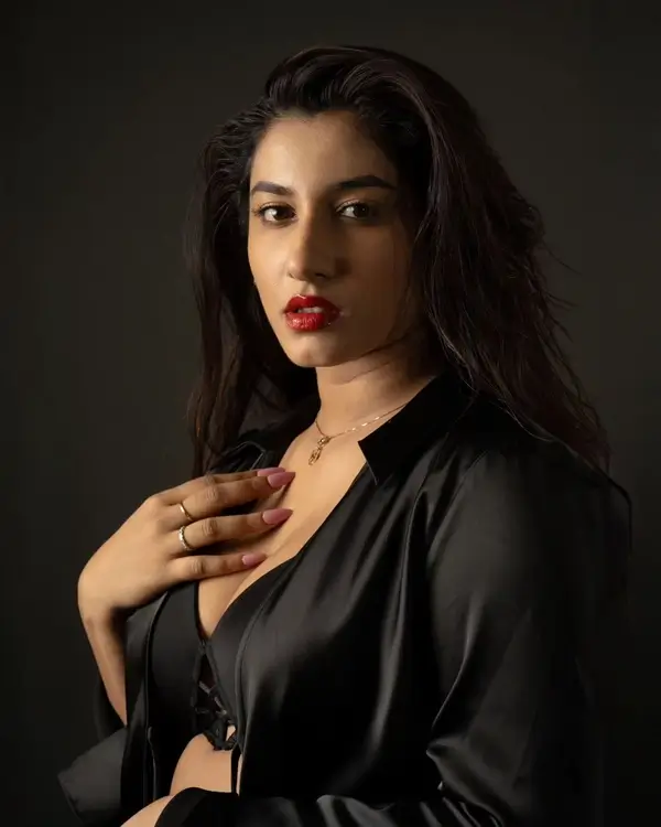 Hot Vishnupriyaa Bhimeneni Flaunts Her Big Boobs and Deep Cleavage in a Black Designer Outfit (2)