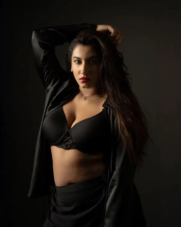 Hot Vishnupriyaa Bhimeneni Flaunts Her Big Boobs and Deep Cleavage in a Black Designer Outfit (3)