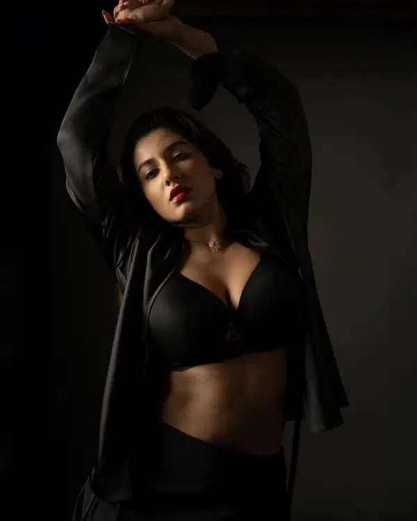 Hot Vishnupriyaa Bhimeneni Flaunts Her Big Boobs and Deep Cleavage in a Black Designer Outfit (4)