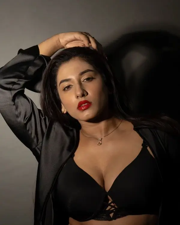 Hot Vishnupriyaa Bhimeneni Flaunts Her Big Boobs and Deep Cleavage in a Black Designer Outfit (5)