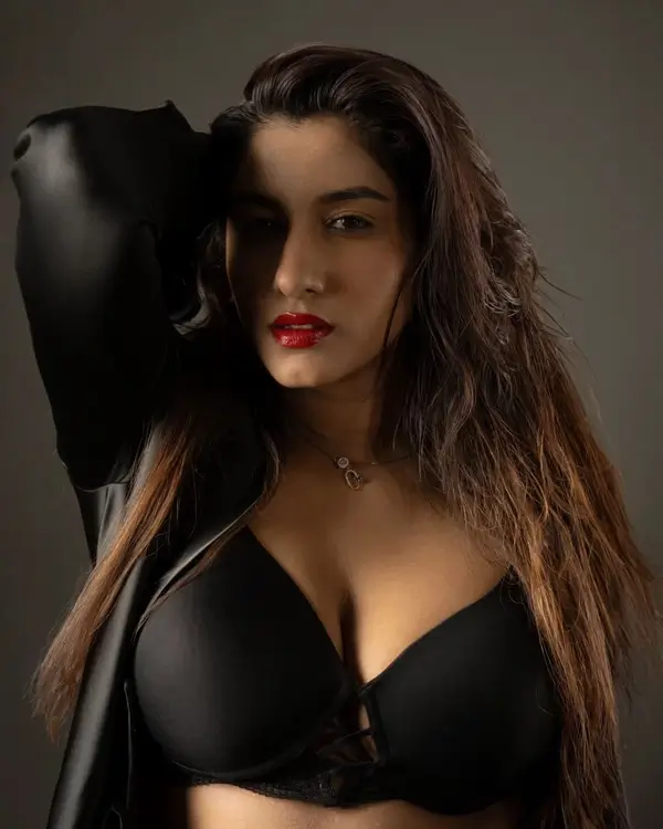 Hot Vishnupriyaa Bhimeneni Flaunts Her Big Boobs and Deep Cleavage in a Black Designer Outfit (6)