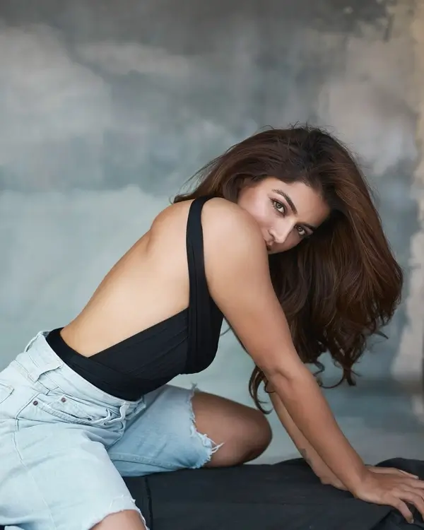 Hot Wamiqa Gabbi Shows Off Big Boobs and Deep Cleavage in a Low neck Backless Top Paired With Ripped Denim Pants (2)