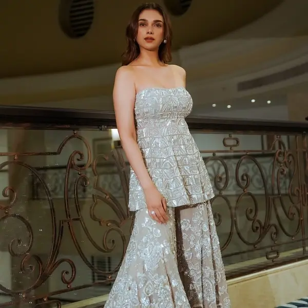 Hot Aditi Rao Hydari Flaunts Her Big Boobs in Designer Outfit (2)