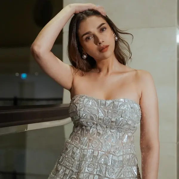 Hot Aditi Rao Hydari Flaunts Her Big Boobs in Designer Outfit (4)