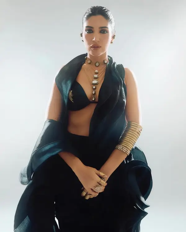 Hot Bhumi Pednekar Shows Off Big Boobs and Deep Cleavage in All black Ruffled Saree (2)