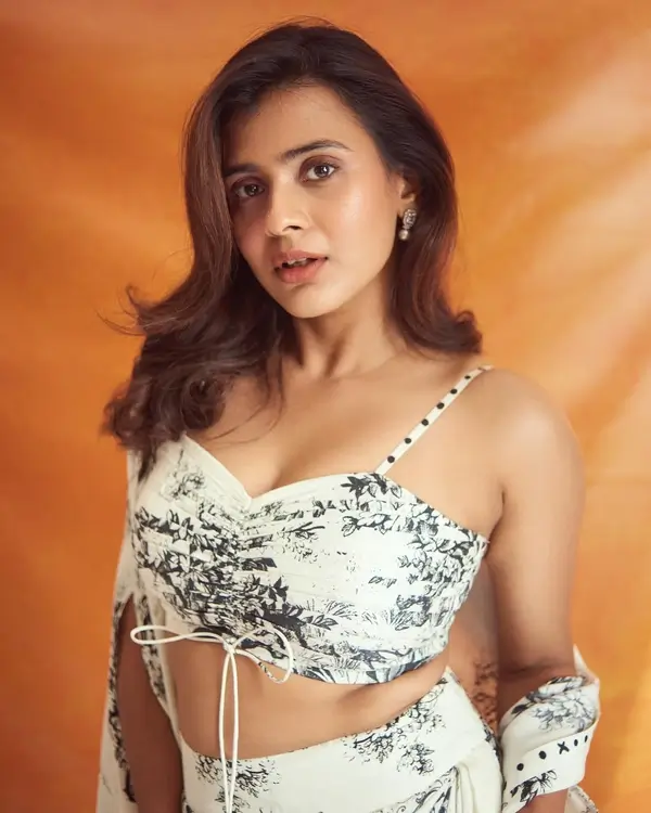 Hot Hebah Patel Displays Her Big Boobs and Sexy Body in a White and Black Floral Printed Crop Top and Matching Pants (3)