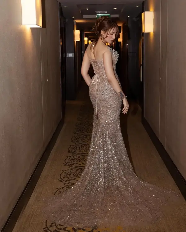 Hot Mahira Sharma Showcased Her Big Boobs and Curvy Body in Off shoulder Gown (5)