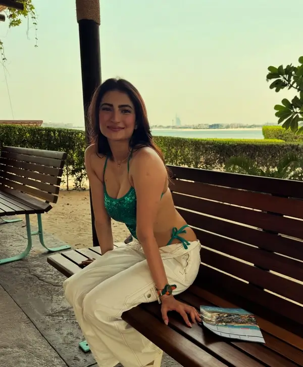 Hot Palak Tiwari in Showcased Her Big Boobs and Curvy Figure a Green Crop Top and White Pants (4)