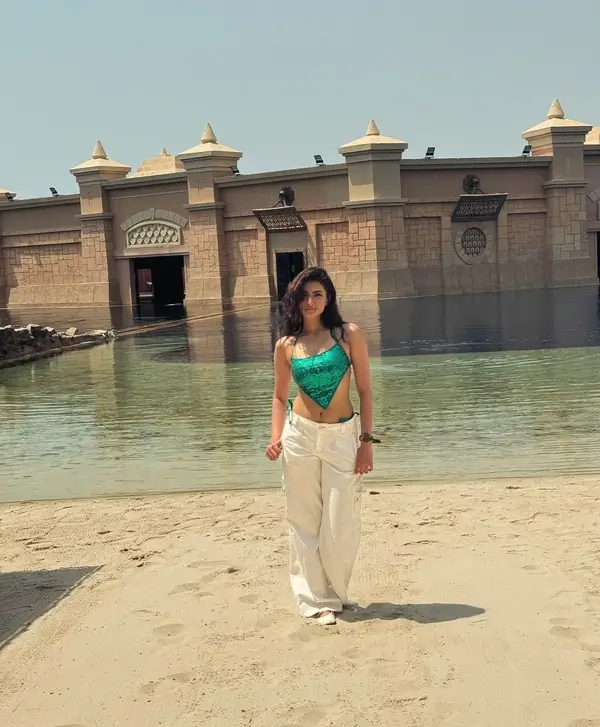 Hot Palak Tiwari in Showcased Her Big Boobs and Curvy Figure a Green Crop Top and White Pants (5)