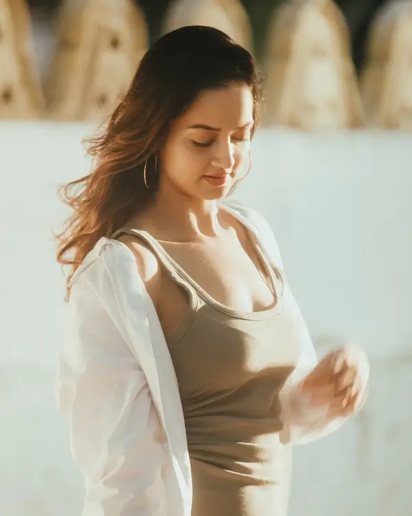 Hot Shanvi Srivastava Showing Her Big Boobs in Olive Tank Top With a White Overshirt (3)