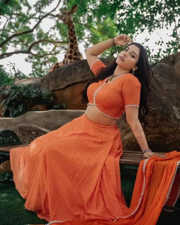 Hot Vishnu Priya Shows Off Big Boobs in an Orange Lehenga Crop Blouse (4)