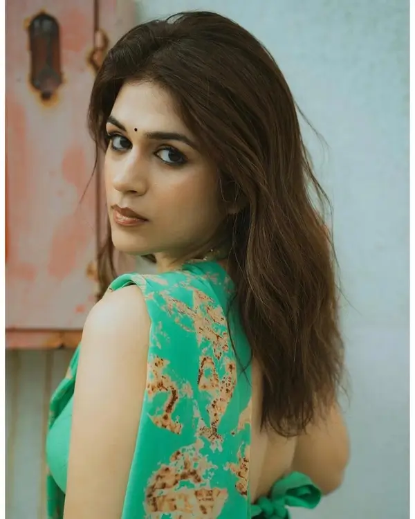 Shraddha Das Showcased Her Big Boobs and Curvy Figure in a Sizzling Green Saree (2)