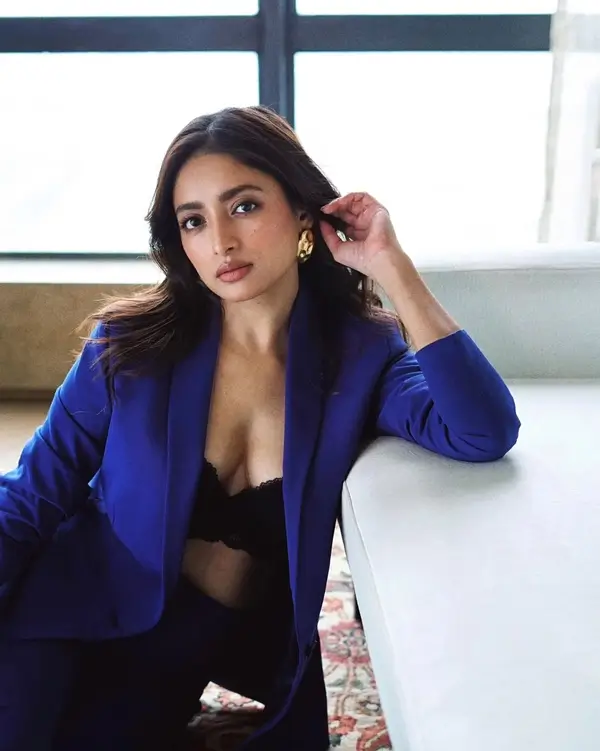 Hot Ishaa Saha Shows Off Big Boobs and Deep Cleavage in Elegant Blue Suit (5)