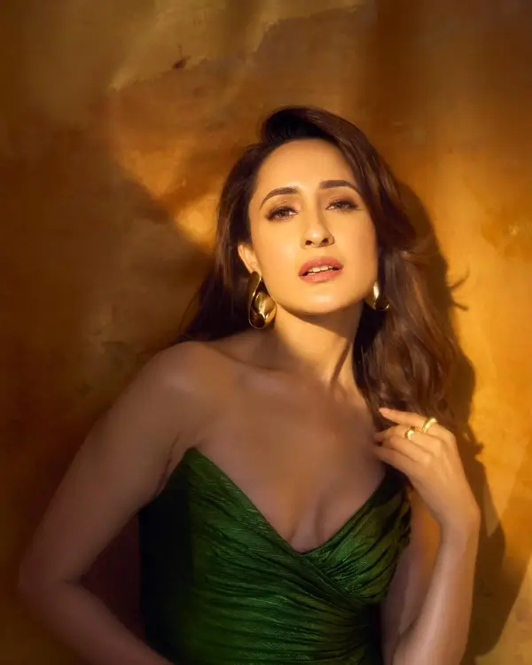 Hot Pragya Jaiswal Showcased Her Big Boobs and Curvy Body in a Stunning Green Dress (4)