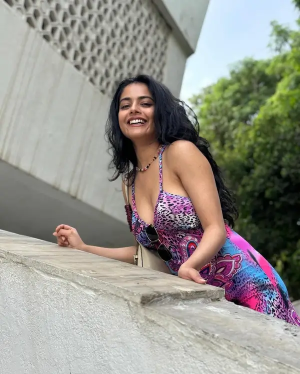 Hot Riddhi Kumar Flaunts Her Big Boobs in Colorful Dress (7)
