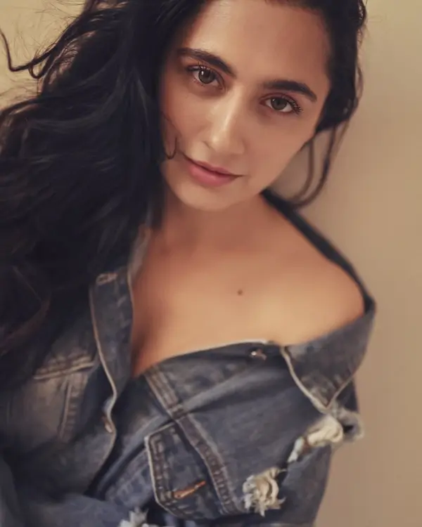 Hot Sanjeeda Sheikh Shows Off Big Boobs and Deep Cleavage in Unbuttoned Denim Jacket (3)