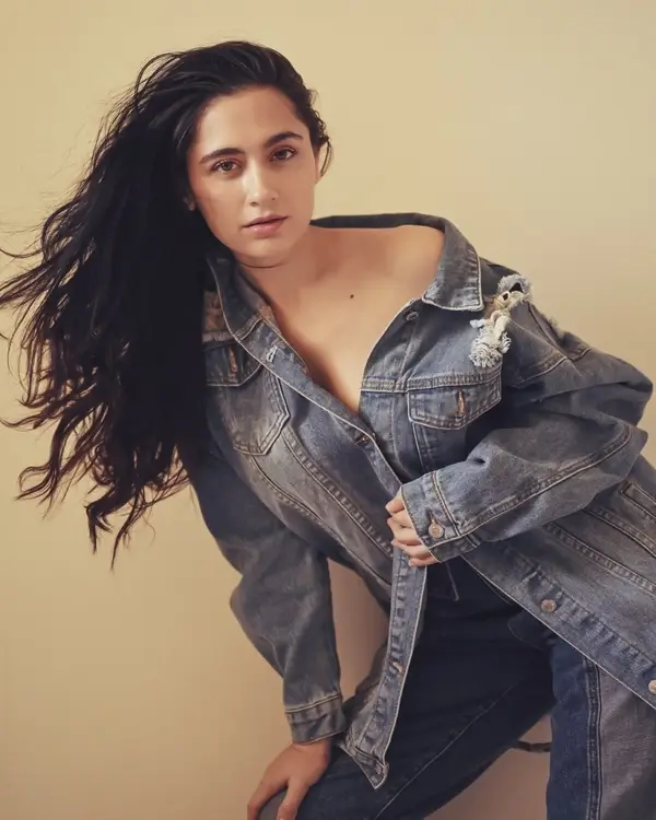 Hot Sanjeeda Sheikh Shows Off Big Boobs and Deep Cleavage in Unbuttoned Denim Jacket (7)