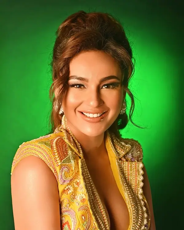 Hot Seerat Kapoor Shows Off Big Boobs and Deep Cleavage in a Vibrantly Embellished Outfit (4)