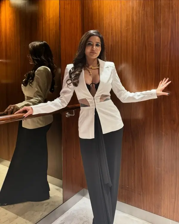 Hot Ashu Reddy Shows Off Big Boobs and Deep Cleavage in a Chic White Blazer Paired With a Black Bra (3)