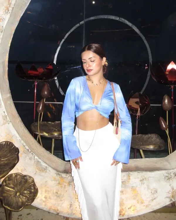 Hot Avneet Kaur Displays Her Big Boobs and Sexy Body in a Blue Crop Top (7)