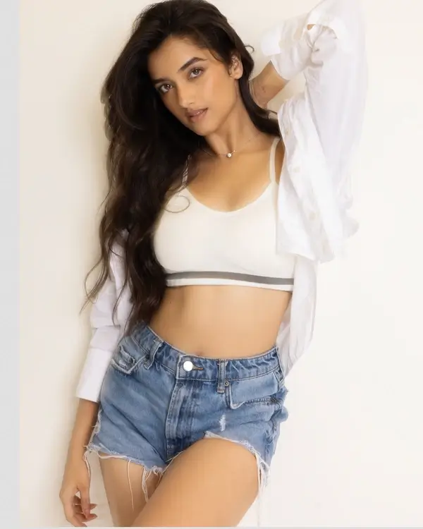 Hot Bhagyashri Borse Showcased Her Big Boobs and Curvy Figure in Cream Bralette With Blue Shorts and an Open Shirt (5)