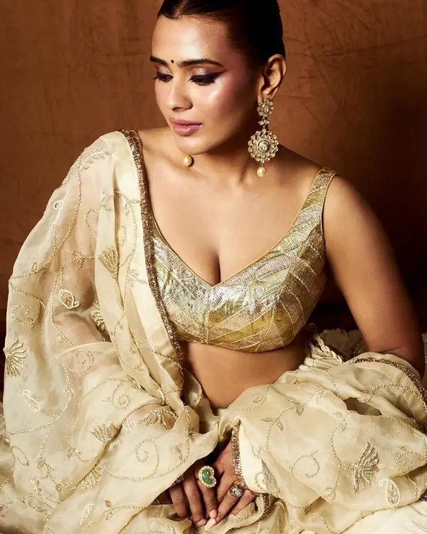 Hot Hebah Patel Shows Off Big Boobs and Deep Cleavage in a Cream colored Lehenga Paired With Golden Blouse (4)