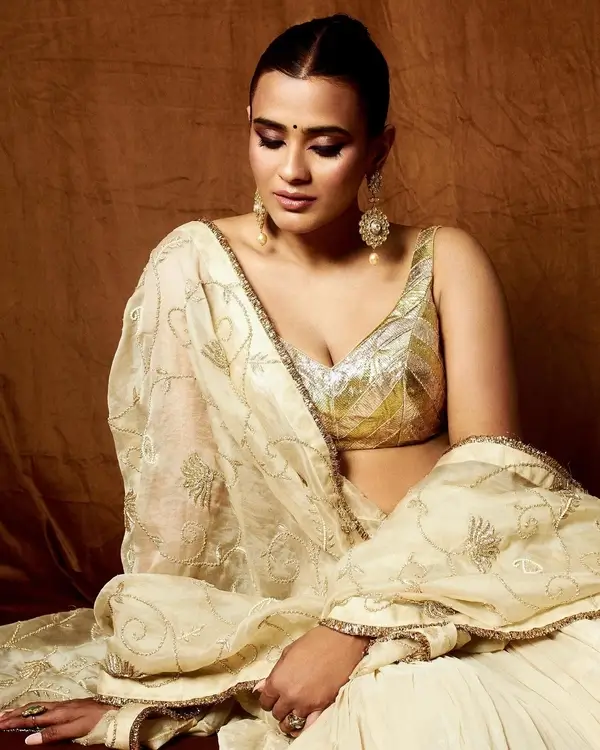 Hot Hebah Patel Shows Off Big Boobs and Deep Cleavage in a Cream colored Lehenga Paired With Golden Blouse (5)