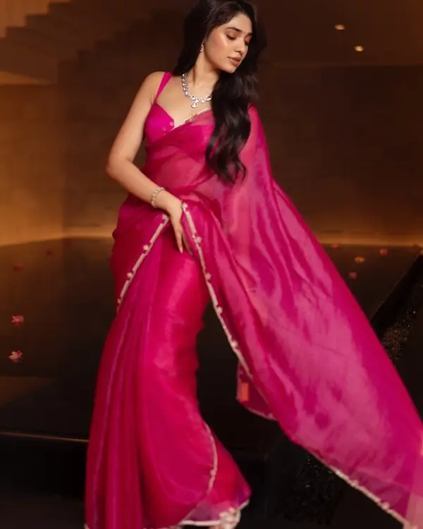 Hot Krithi Shetty Shows Off Big Boobs and Deep Cleavage in Stunning Pink Saree Paired With a Sleeveless Blouse (2)