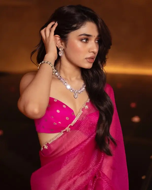 Hot Krithi Shetty Shows Off Big Boobs and Deep Cleavage in Stunning Pink Saree Paired With a Sleeveless Blouse (3)