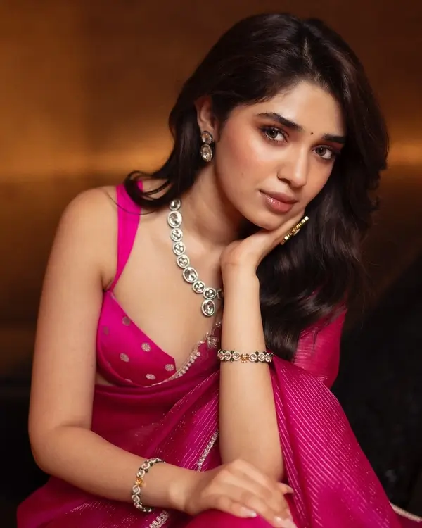 Hot Krithi Shetty Shows Off Big Boobs and Deep Cleavage in Stunning Pink Saree Paired With a Sleeveless Blouse (5)