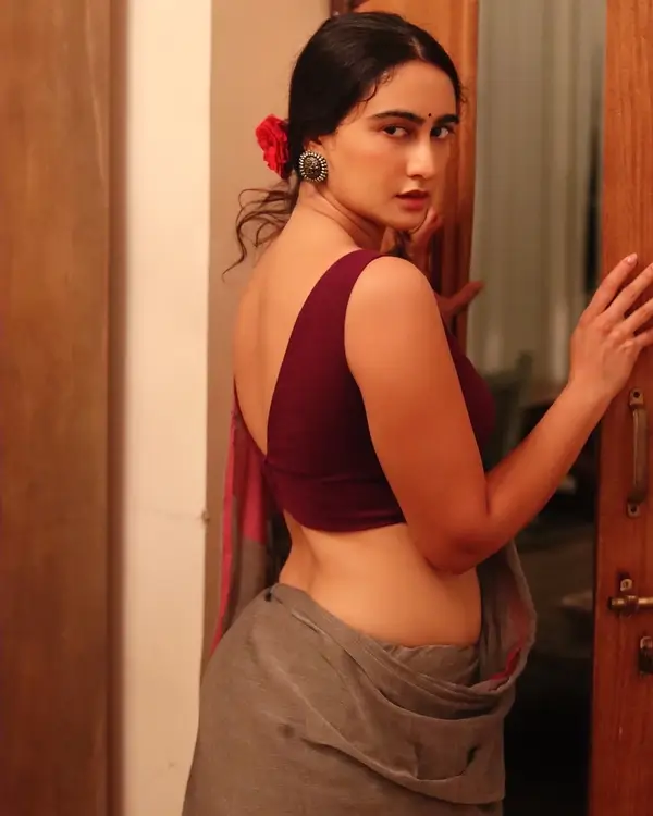 Hot Megha Shukla Showcased Her Big Boobs and Curvy Body in Vibrant Orange Saree (2)